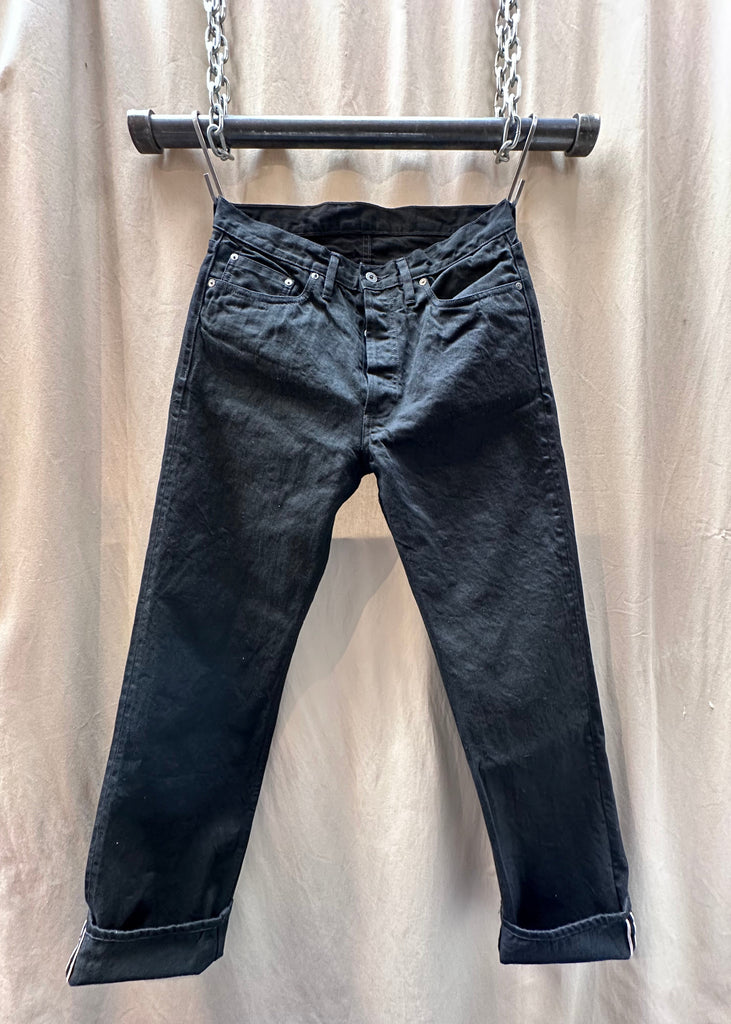 The 3sixteen CS-222X Classic Straight Jean combines modern versatility with the rich tradition of Japanese selvedge denim craftsmanship. Constructed from 12 oz. black warp and black weft selvedge denim fabric, this exclusive denim is custom-woven for 3sixteen by the renowned Kuroki Mills in Okayama, Japan. Over time, the raw denim will reveal striking grey fades in high-wear areas, adding a unique, lived-in character to each pair.