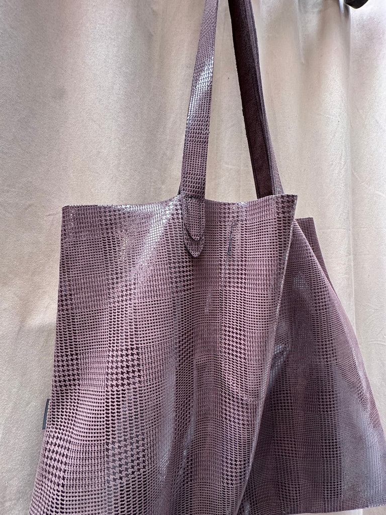 The Brooklyn Denim Co Leather Bag – Large blends timeless craftsmanship with everyday utility, offering a versatile carryall designed to elevate your daily routine. Made from high-quality full-grain leather, this spacious bag develops a rich patina over time, reflecting the character of its wearer. Designed in Brooklyn and crafted with attention to detail, it offers the perfect balance of rugged durability and refined style.