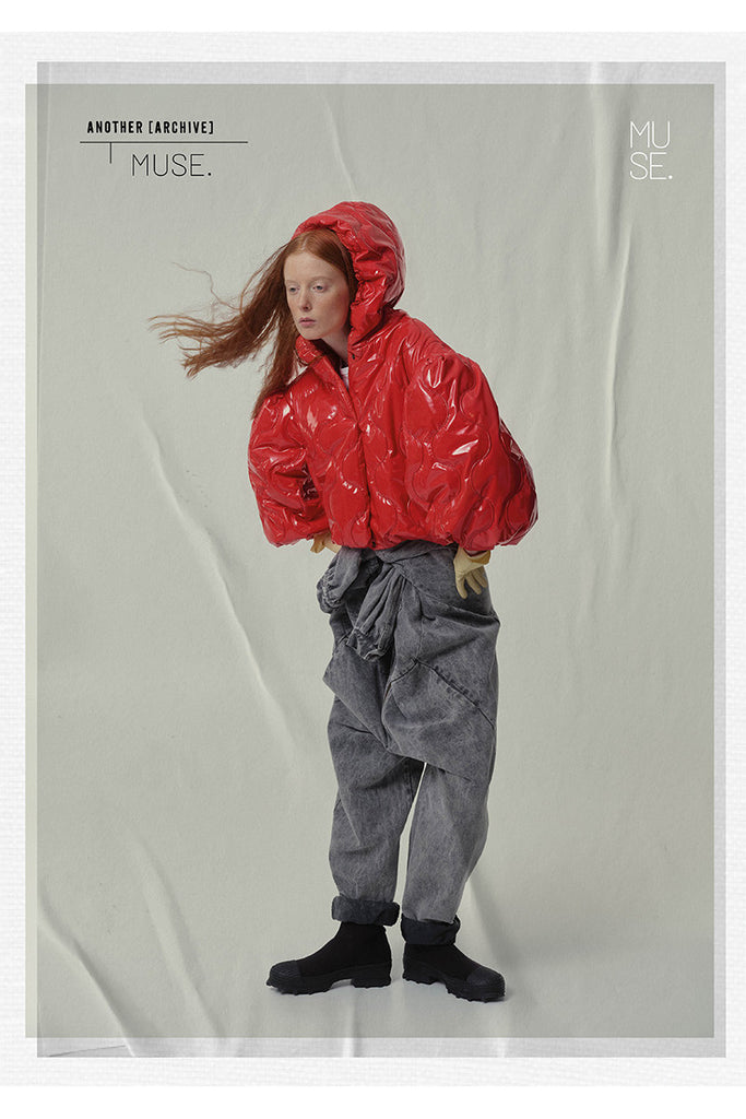 Composition: Out : 100% Polyurethane 5% Elastane 79% Polyester In: 100% Polyester Padding: 100% Polyester

Made in: Spain

Short jacket with hood and puffed balloon sleeves, made in shiny quilted red patent PU fabric. Fastens with press studs and pockets on the sides, with a fine concealed elasticated hem that adjusts to the body.