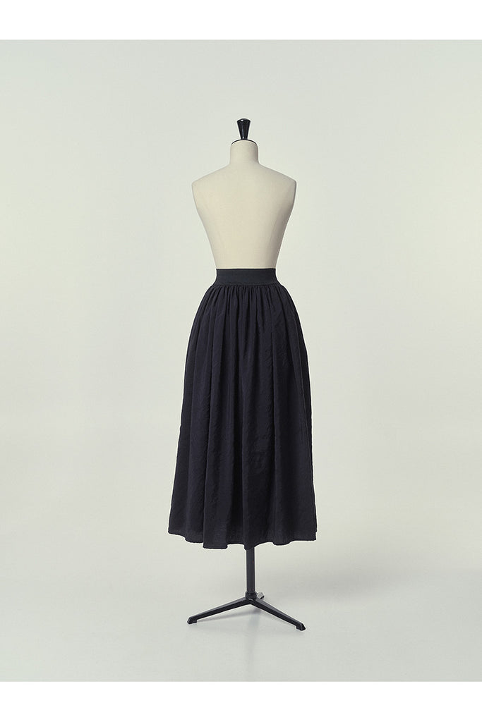 Composition: 84% Modal 6% Polyester

Made in: Spain

Midi skirt with volume hem detailing and an elasticated waistband. Made using a soft cupro style fabric for beautiful fabric movement.