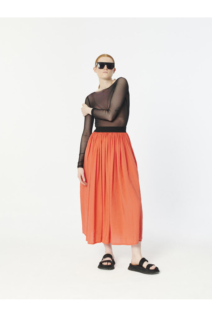 Composition: 84% Modal 6% Polyester

Made in: Spain

Midi skirt with volume hem detailing and an elasticated waistband. Made using a soft cupro style fabric for beautiful fabric movement.