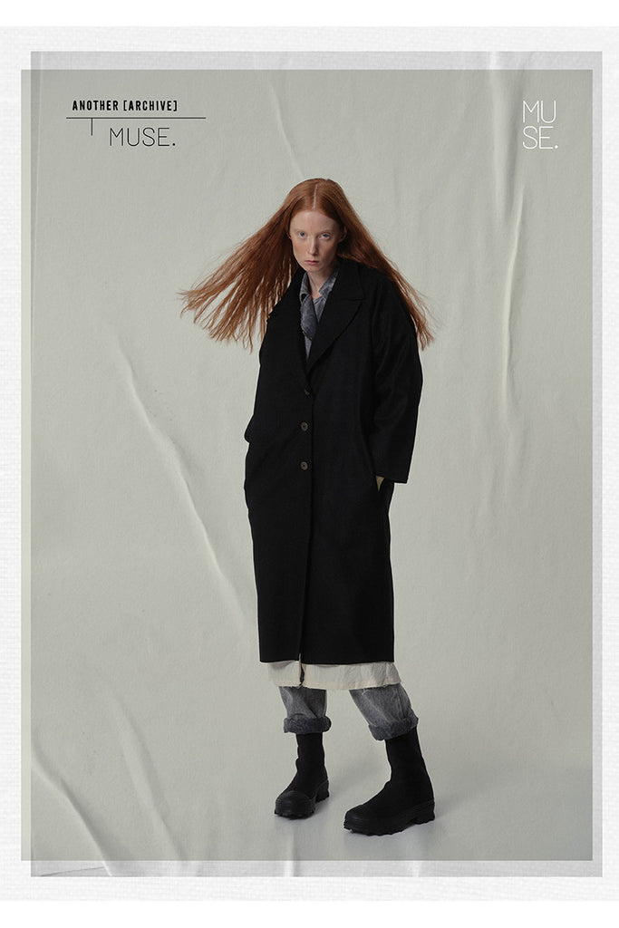 Composition: Out: 80% Pure Wool 20% Polyamide In: 100% Cotton

Made in: Spain

Washing Instructions: Do Not Wash. Do Not Bleach. Iron, Low Heat. Dryclean, tetrachloroethane and solvents. Do Not Tumble Dry.

Tailored coat in black wool with contrasting natural cotton lining in ecru. Three button fastening in old gold. Pockets on the sides. Raw-edge finishing.