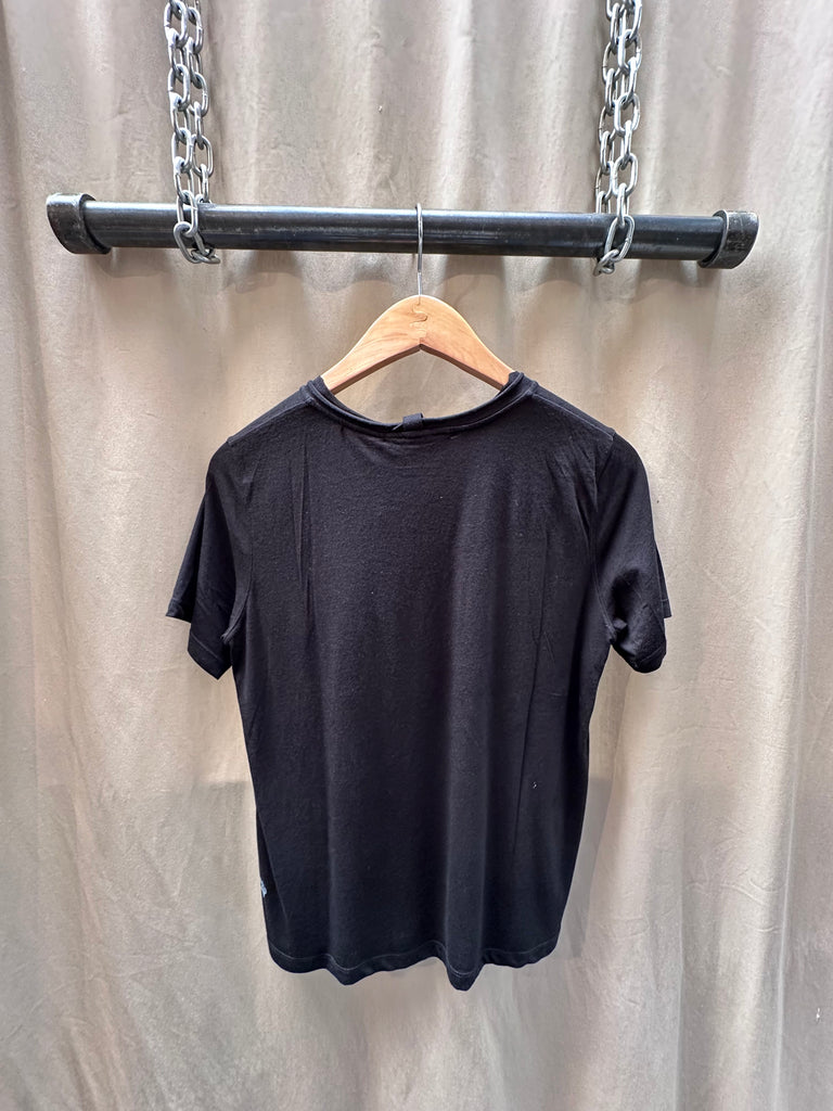 The NY Denim Academy Patch Cat Tee blends playful design with everyday comfort, offering a creative spin on a classic wardrobe essential. Crafted from ultra-soft cotton, this relaxed-fit tee features a statement embroidered cat patch on the chest, adding a bold and whimsical touch to your daily look.

Perfect for layering or wearing on its own, this tee transitions effortlessly from off-duty lounging to downtown-ready styling. Pair it with your favorite blazer and jeans. 