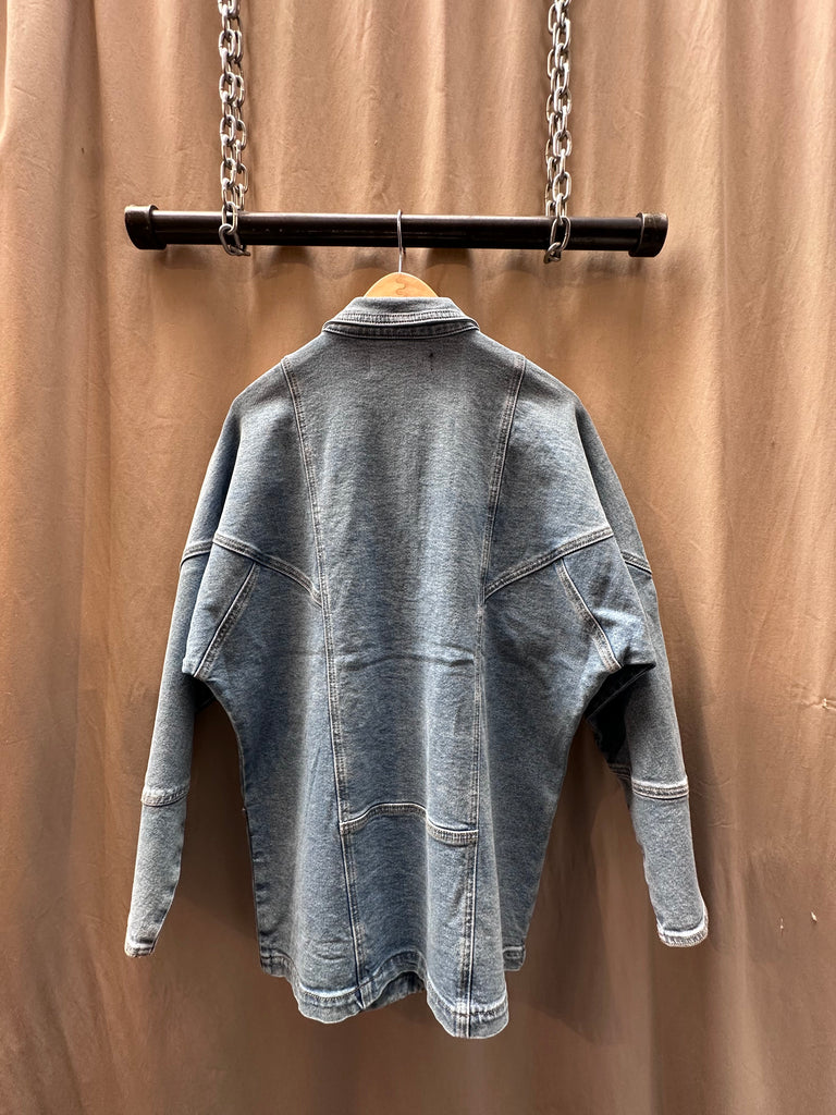The TT Studios LINDA UNION SQ Relaxed Fit Denim Jacket blends everyday ease with timeless denim craftsmanship, offering a versatile layer for effortless styling. Designed with a relaxed fit and classic button-front closure, this jacket is crafted from premium denim fabric with a touch of stretch for all-day comfort. Featuring two functional front pockets, it delivers both style and utility—making it a wardrobe staple that pairs seamlessly with everything from dresses to denim-on-denim looks.