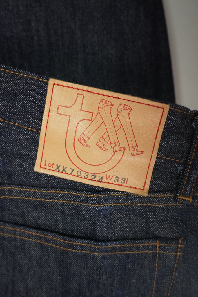 Authentic Shrink-to-Fit Denim: Designed to mold to your body over time, providing a custom fit that reflects your individual wear patterns.
Premium "XX70" Fabric: Reproduces the classic 1970s denim, renowned for its durability and distinctive true blue color.
Classic Design: Features a traditional five-pocket layout and button-fly closure, staying true to vintage denim aesthetics.
Unwashed Finish: Delivered in its raw state, allowing you to control the shrinking process for a truly bespoke fit.