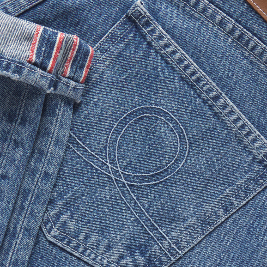 Straight leg, full length jeans
Made in Los Angeles
Embroidered back pockets
14oz selvedge denim
Fabric: 100% e3 sustainable cotton | Made in USA
Pocket lining: 100% cotton | Made in USA
Buttons and rivets: Made in Italy
Zipper: YKK | Made in USA
Machine wash cold, hang to dry