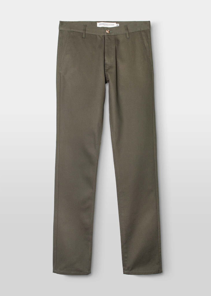 Our men's chinos are pants made in the USA of 100% cotton. They feature a slimming fit throughout the leg with side pockets and slit back pockets.

Customize the fit with complimentary hemming.

100% Cotton
Slim Fit
Zipper Fly
Made in USA
Colors: Sand, Black, Jalapeño Navy