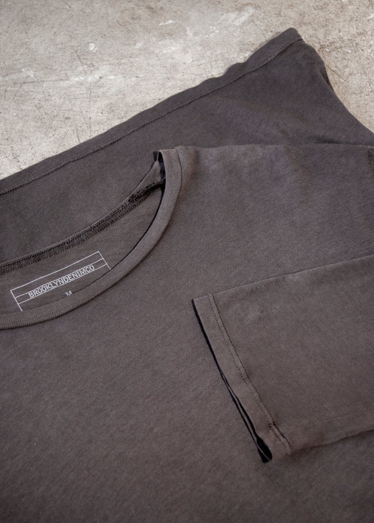 This Brooklyn Denim Co. long sleeve is made from super soft materials featuring a crew neck.

Details:

*60% Hemp, 40% Cotton

*Long Sleeve Henley

*Four Buttons

*No Tags

*Made in USA