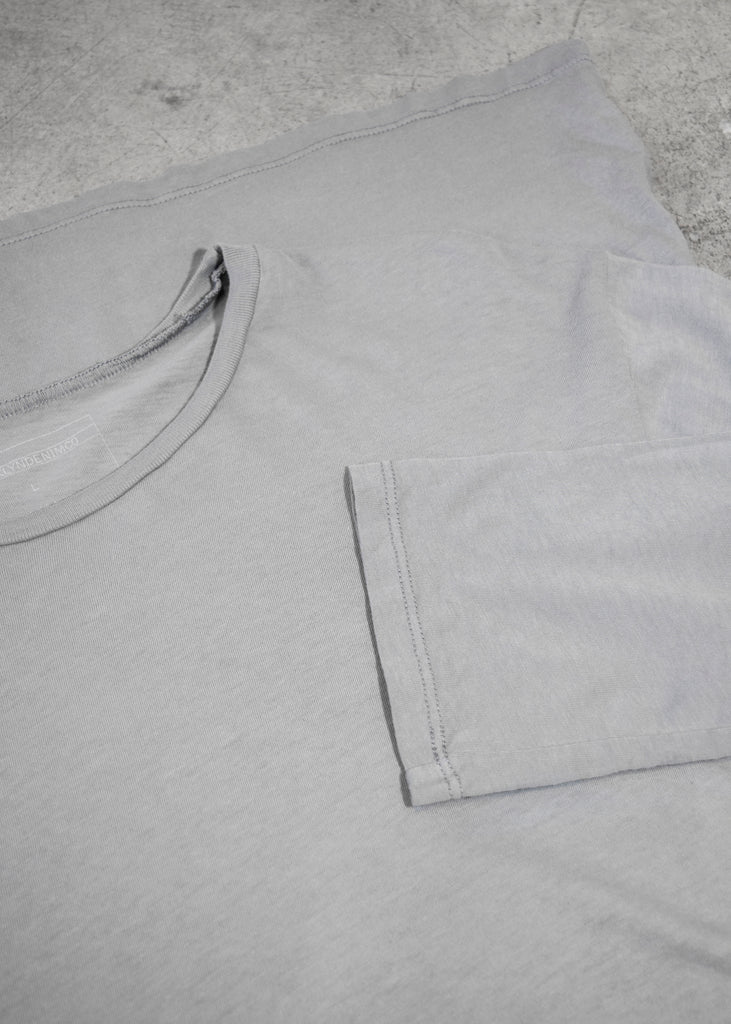 This Brooklyn Denim Co. long sleeve is made from super soft materials featuring a crew neck.

Details:

*60% Hemp, 40% Cotton

*Long Sleeve Henley

*Four Buttons

*No Tags

*Made in USA