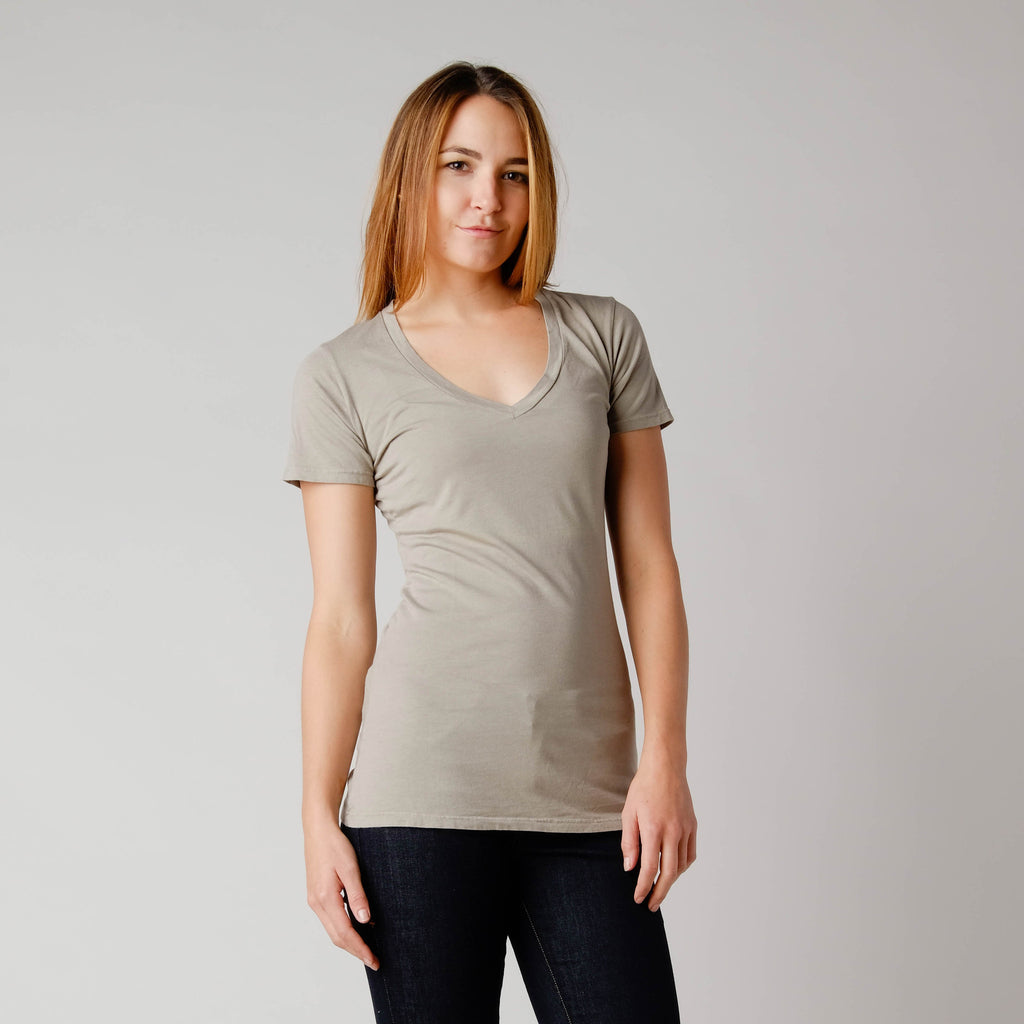 BDC Hemp/Organic Cotton Vee Neck Tee Gerolsteiner. This Brooklyn Denim Co. super soft tee features a v-neck with short sleeves.

Details:

*60% Hemp, 40% Organic Cotton

*Pre-Shrunk

*No Tags

*Made in USA