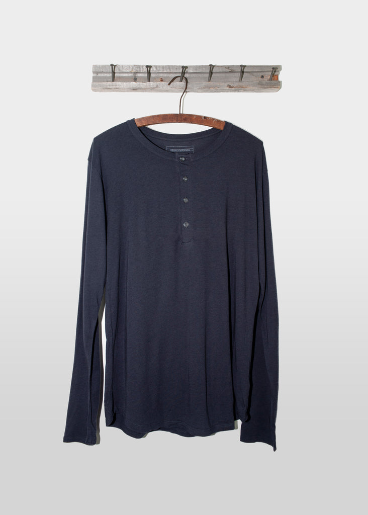 This Brooklyn Denim Co. long sleeve henley features four buttons down the front and is made from super soft materials.

Details:

*60% Hemp, 40% Cotton

*Long Sleeve Henley

*Four Buttons

*No Tags

*Made in USA