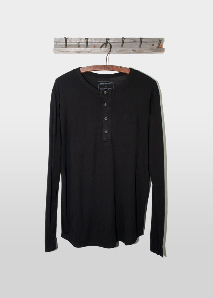 This Brooklyn Denim Co. long sleeve henley features four buttons down the front and is made from super soft materials.

Details:

*60% Hemp, 40% Cotton

*Long Sleeve Henley

*Four Buttons

*No Tags

*Made in USA