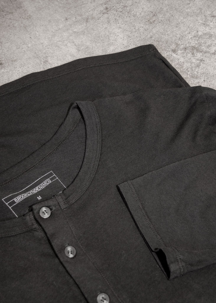This Brooklyn Denim Co. long sleeve henley features four buttons down the front and is made from super soft materials.

Details:

*60% Hemp, 40% Cotton

*Long Sleeve Henley

*Four Buttons

*No Tags

*Made in USA