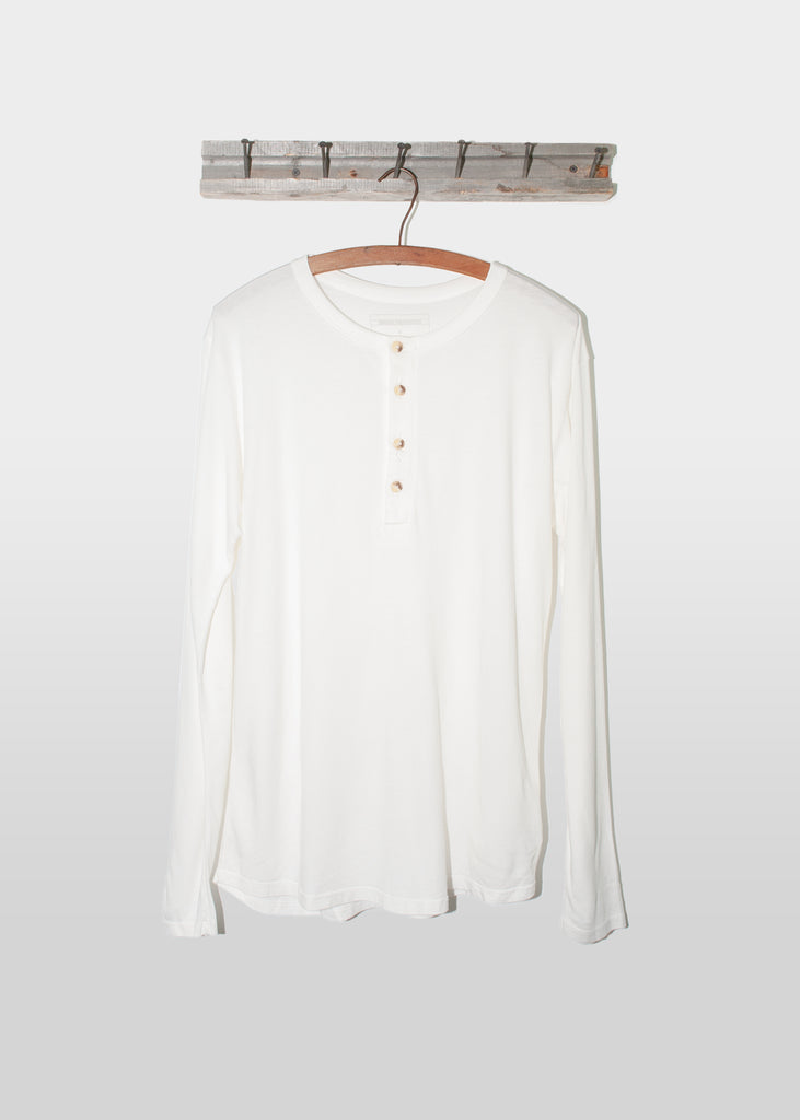 This Brooklyn Denim Co. long sleeve henley features four buttons down the front and is made from super soft materials.

Details:

*60% Hemp, 40% Cotton

*Long Sleeve Henley

*Four Buttons

*No Tags

*Made in USA