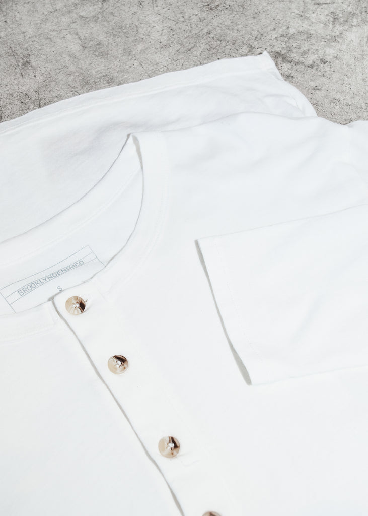 This Brooklyn Denim Co. long sleeve henley features four buttons down the front and is made from super soft materials.

Details:

*60% Hemp, 40% Cotton

*Long Sleeve Henley

*Four Buttons

*No Tags

*Made in USA