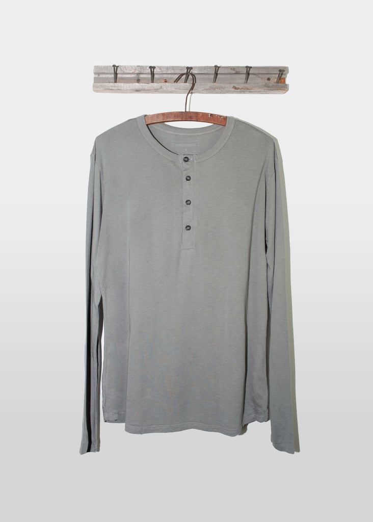 This Brooklyn Denim Co. long sleeve henley features four buttons down the front and is made from super soft materials.

Details:

*60% Hemp, 40% Cotton

*Long Sleeve Henley

*Four Buttons

*No Tags

*Made in USA