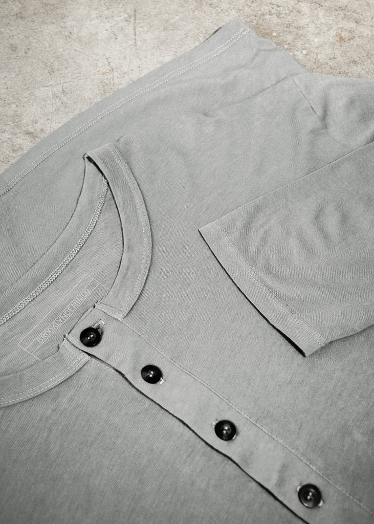 This Brooklyn Denim Co. long sleeve henley features four buttons down the front and is made from super soft materials.

Details:

*60% Hemp, 40% Cotton

*Long Sleeve Henley

*Four Buttons

*No Tags

*Made in USA