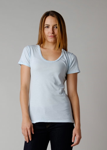 This Brooklyn Denim Co. light weight super soft tee features a swoop neckline with short sleeves.

Details:

*100% Organic Cotton

*No Tag

*Pre-Shrunk

*Made in USA