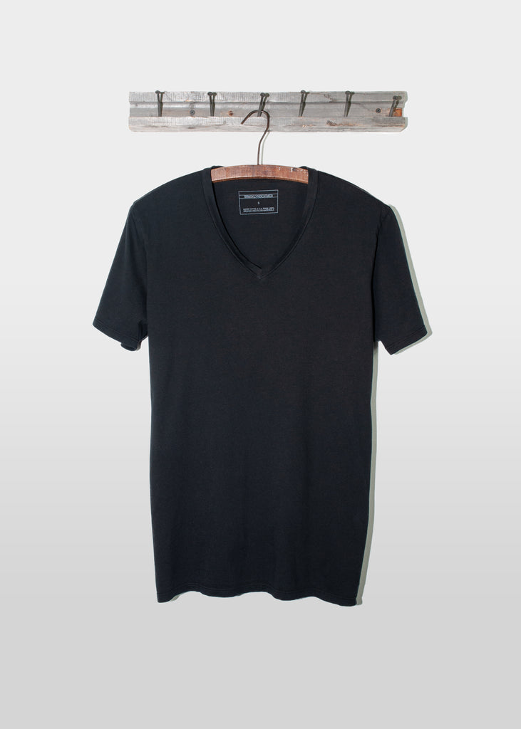 This super soft Brooklyn Denim Co. tee features a v-neckline with short sleeves.

Details:

*100% Organic Cotton

*Short Sleeve Tee

*V-Neck

*Made in USA