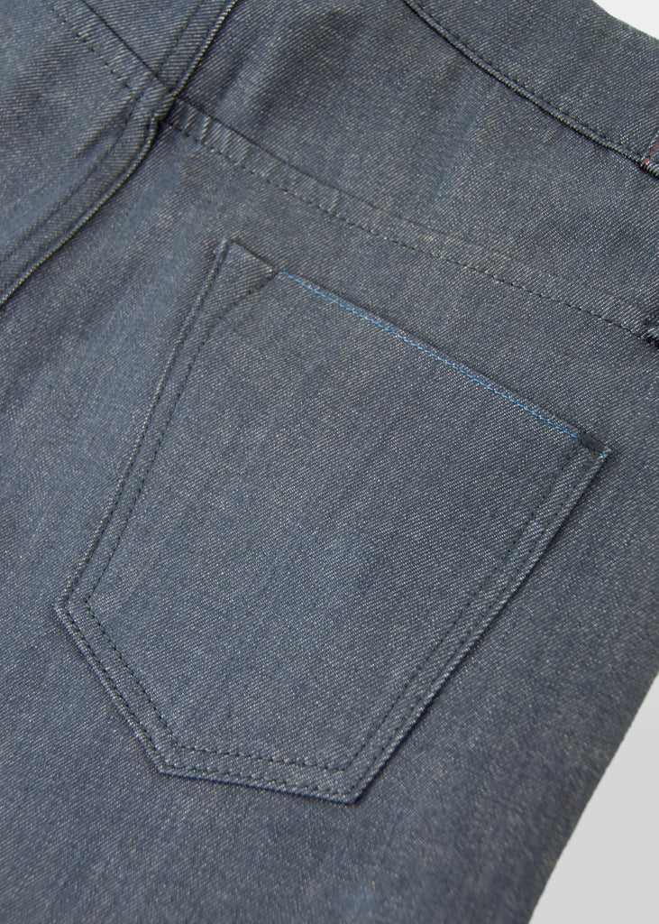 This is the grey version of Matias' proprietary RUNN fabric from Candiani Mills in Milan!

Hence, this sleek, flat fabric is only available to us!

Runs 2 sizes larger than normal.

Fit : mid rise, slim taper. Not skinny.
Fabric : 11oz Grey sulfur dyed warp with a natural weft Candiani 98% cotton ; 2% elastane NON SELVAGE
Finish : resin coated 