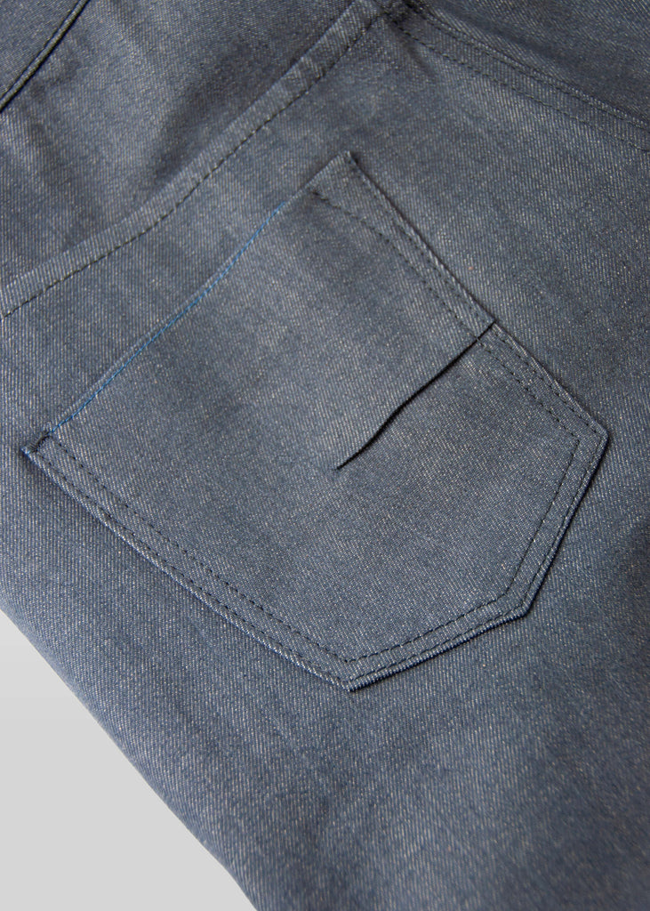 This is the grey version of Matias' proprietary RUNN fabric from Candiani Mills in Milan!

Hence, this sleek, flat fabric is only available to us!

Runs 2 sizes larger than normal.

Fit : mid rise, slim taper. Not skinny.
Fabric : 11oz Grey sulfur dyed warp with a natural weft Candiani 98% cotton ; 2% elastane NON SELVAGE
Finish : resin coated 