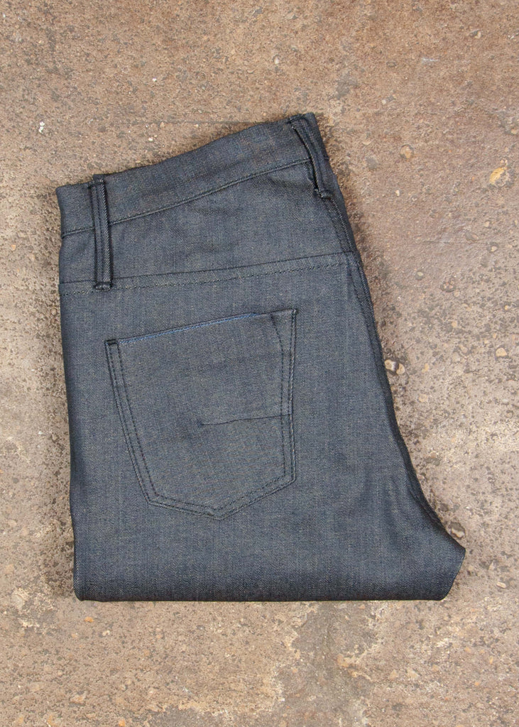 This is the grey version of Matias' proprietary RUNN fabric from Candiani Mills in Milan!

Hence, this sleek, flat fabric is only available to us!

Runs 2 sizes larger than normal.

Fit : mid rise, slim taper. Not skinny.
Fabric : 11oz Grey sulfur dyed warp with a natural weft Candiani 98% cotton ; 2% elastane NON SELVAGE
Finish : resin coated 